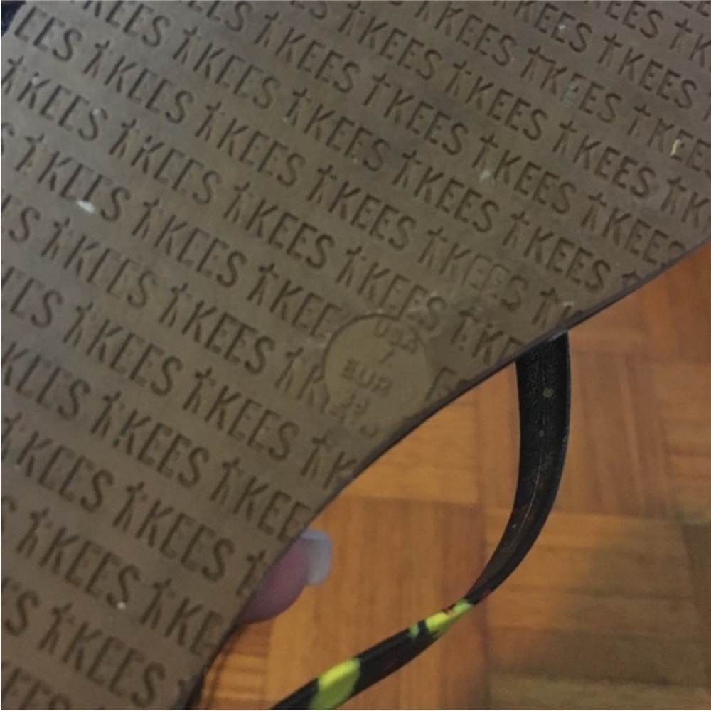 BRAND NEW TKEES FLIP FLOPS - Picture 2 of 4